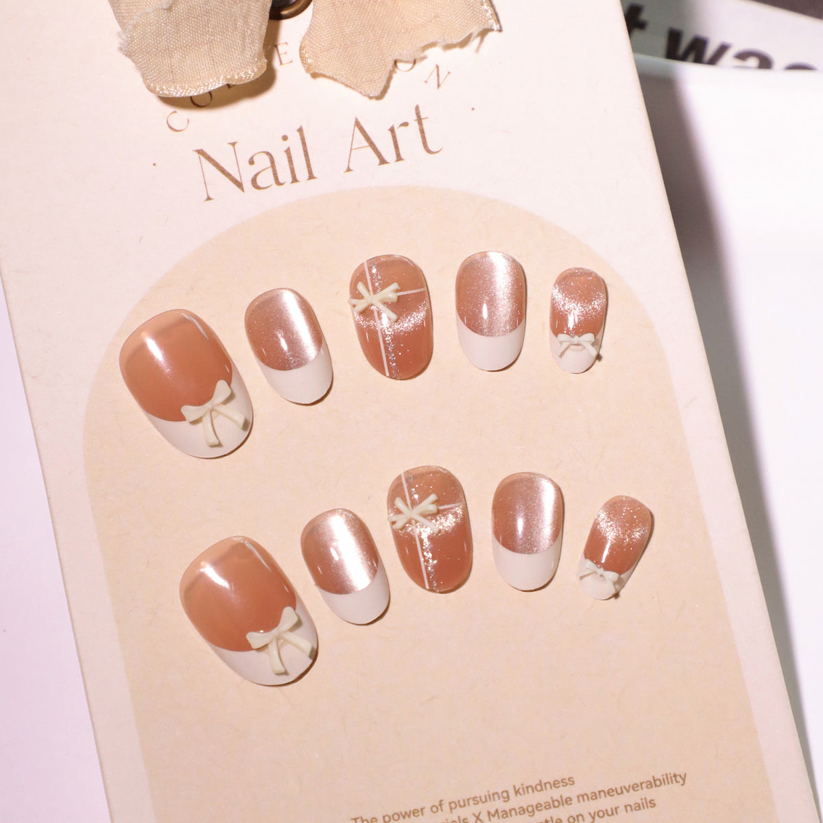 Elegante Kunstnailart mit zarten Blütenmotiven Brehn