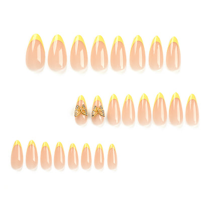 Kunstvolle Stiletto-Nägel mit glamourosem Schmetterlingsdesign Brehn