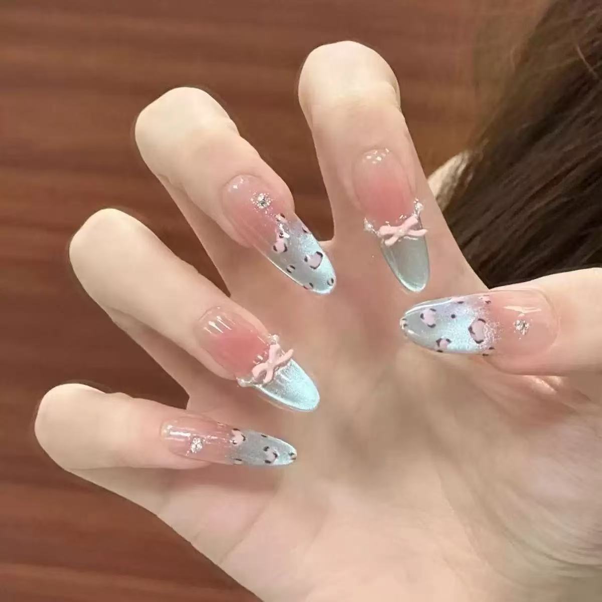 Elegantes Stiletto Press-On Nagelset mit einzigartigen Blumen- und Bandakzenten Brehn