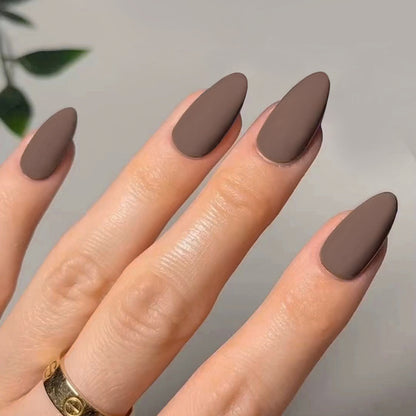 Kunstvolle Stiletto-Nägel im matten Design Brehn