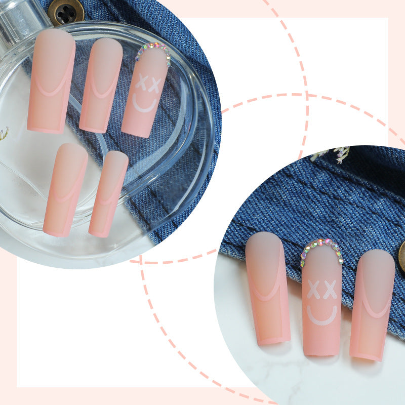 Dekoratives Press-On-Nail-Set mit verspielten Designs Brehn