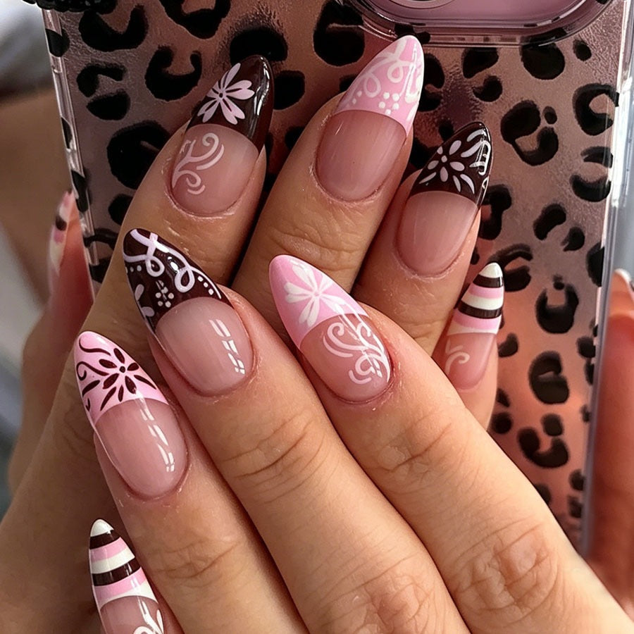 Kunstnagelset mit dekorativen blütenartigen und geometrischen Designs Brehn