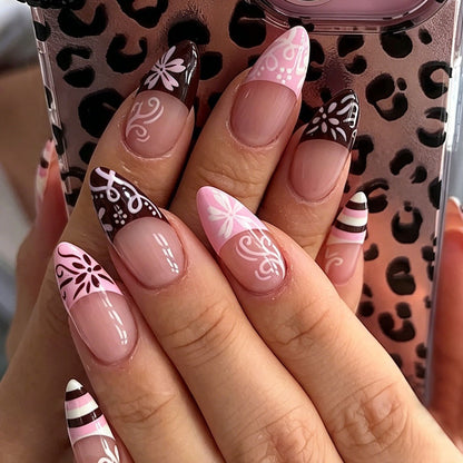 Kunstnagelset mit dekorativen blütenartigen und geometrischen Designs Brehn