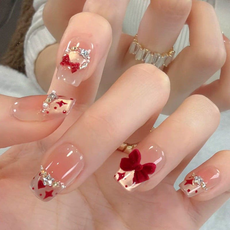 Kunstnagelset mit festlichem Geschenk-Design und eleganten Glitzer-Akzenten Brehn