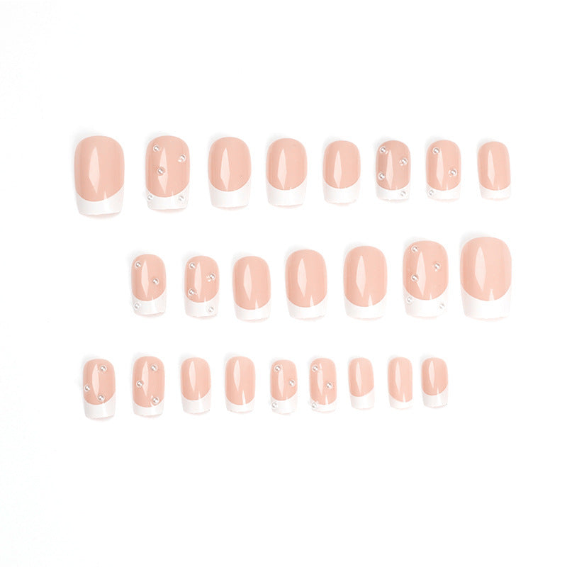 Kunstvolle Nagelkunst mit eleganten Perlen- und Glitzerakzenten Brehn