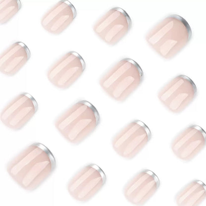 Kunstnagelset mit elegantem French Design und glänzenden Akzenten Brehn