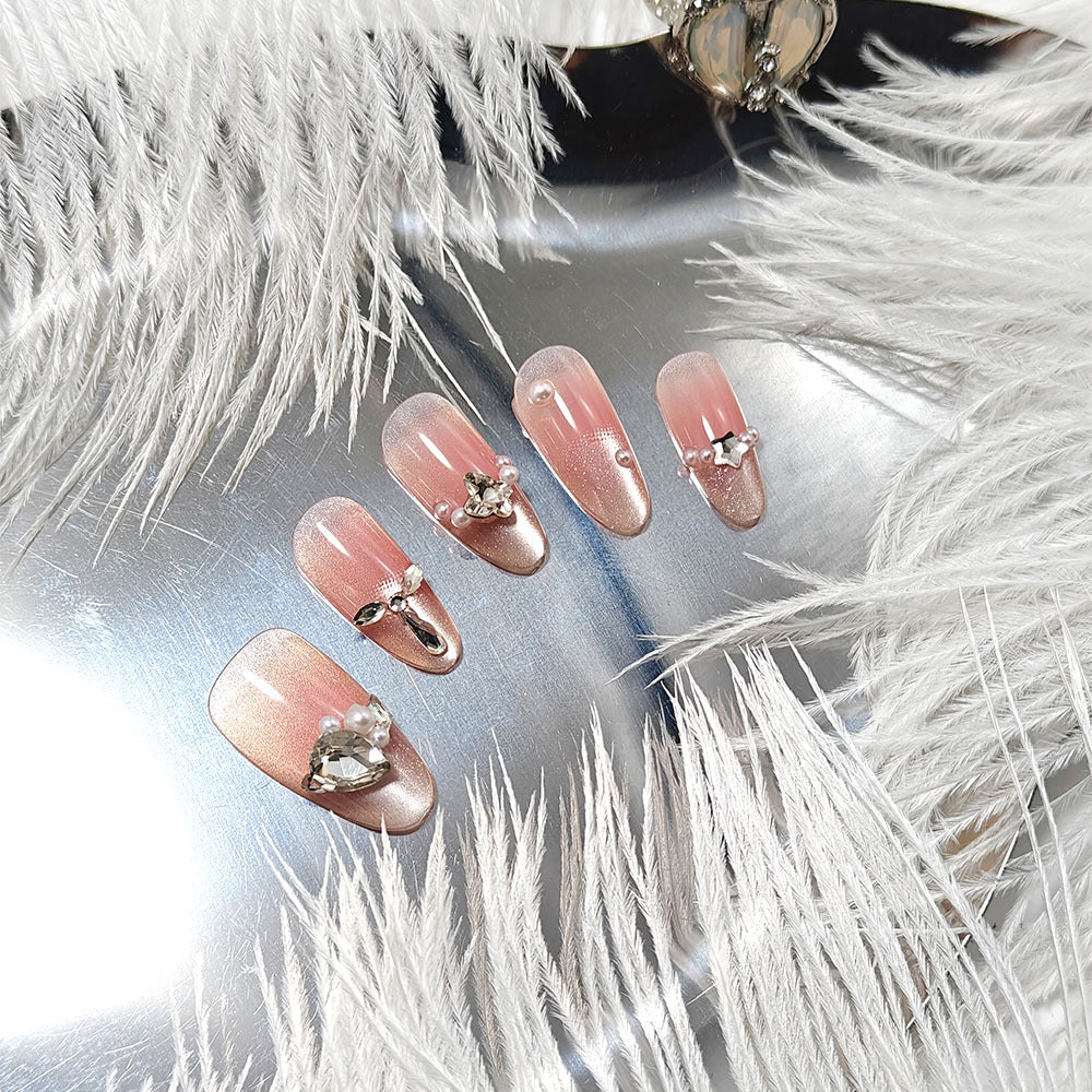 Kunstnägel mit Luxuriösen Schmuck-Akzenten Brehn