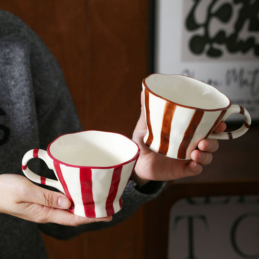Designer-Kaffeebecher aus Steinzeug mit gewelltem Rand und senkrechtem Pinselstreifen