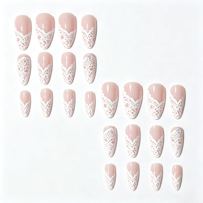 Elegante Spitzen-Detail Nagelkunst