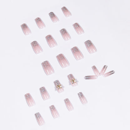 Kunstvolle Nagelverlängerungen mit Glitzer und Verzierung Brehn