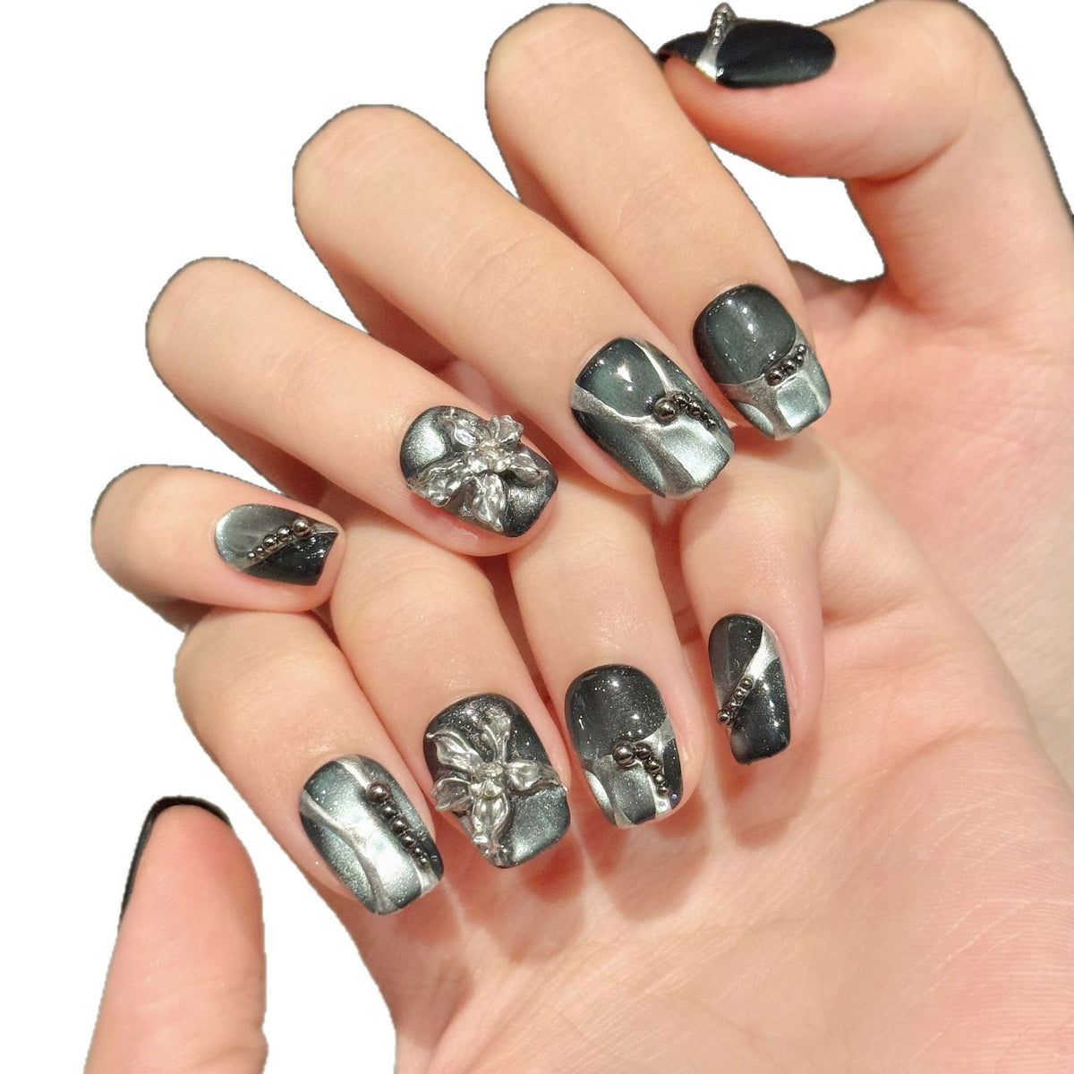 Dekoratives Press-On Nagelkunstset mit einzigartigen Blumen- und Edelsteindekoren