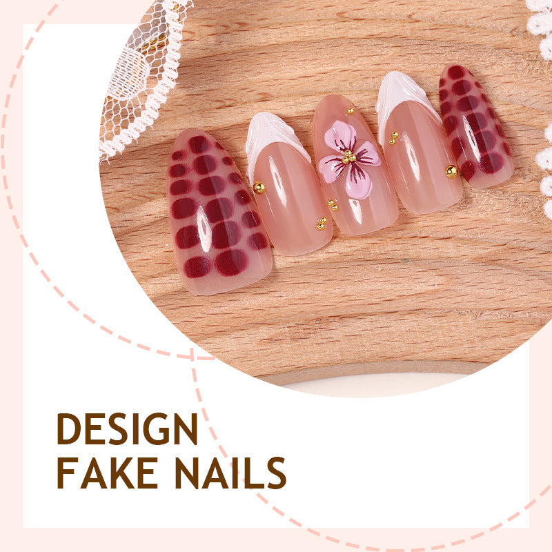 Kunstnagelset mit dekorativen floralem und glamourösem Design Brehn
