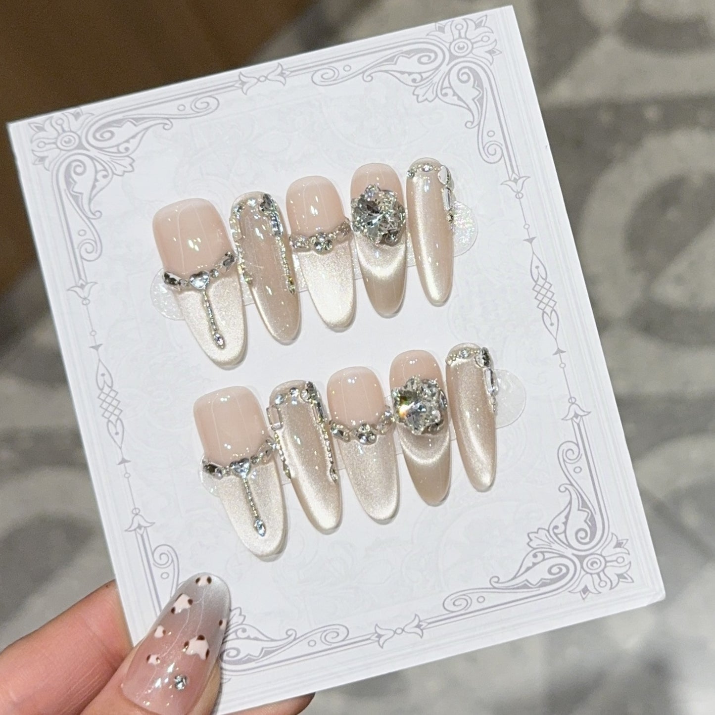 Glamouröse Nagelspitzen mit Strass- und Glitzereffekten Brehn