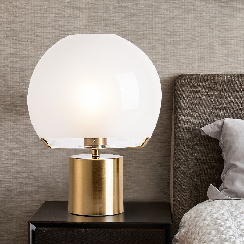 Moderne elegante Tischlampe mit goldenem Sockel