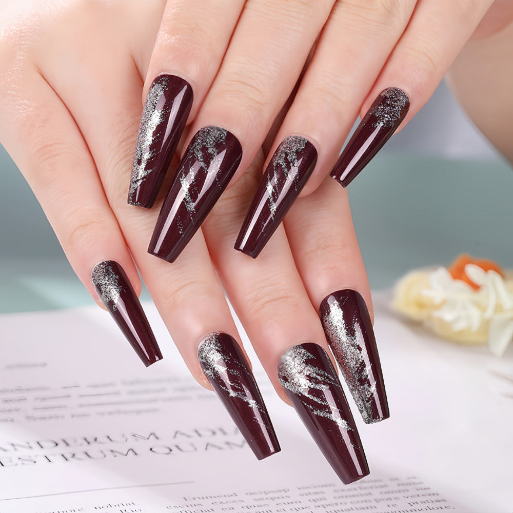 Kunstnägel mit glamourösem Silberdesign Brehn