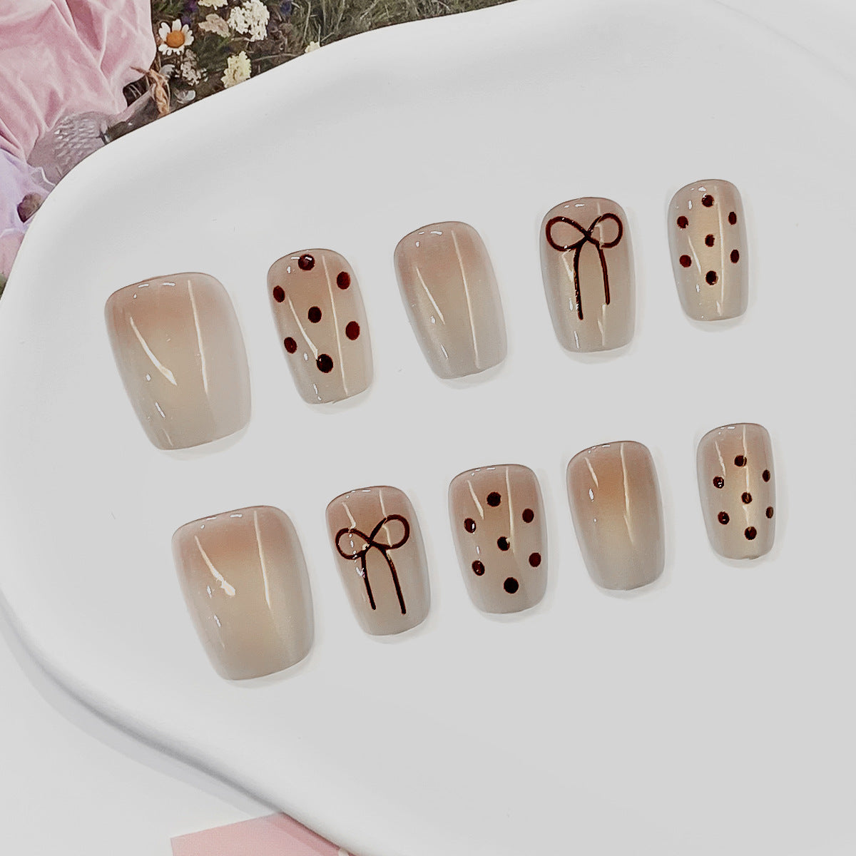 Künstliche Nagelspitzen mit Schleifen- und Punktmotiven Brehn