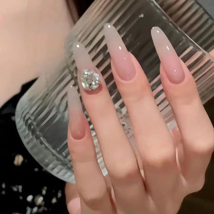 Elegante Kunstnägel mit Glitzer- und Kristallakzenten Brehn