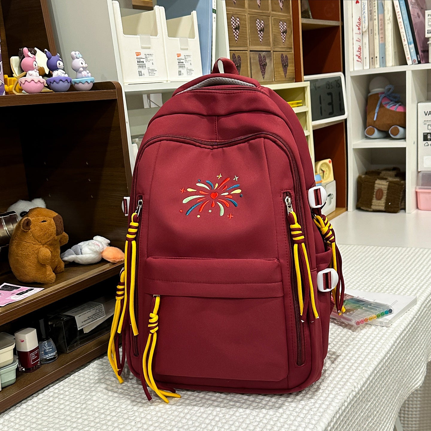 Rucksack mit Bunten Verzierungen und Innovativen Fächern Brehn