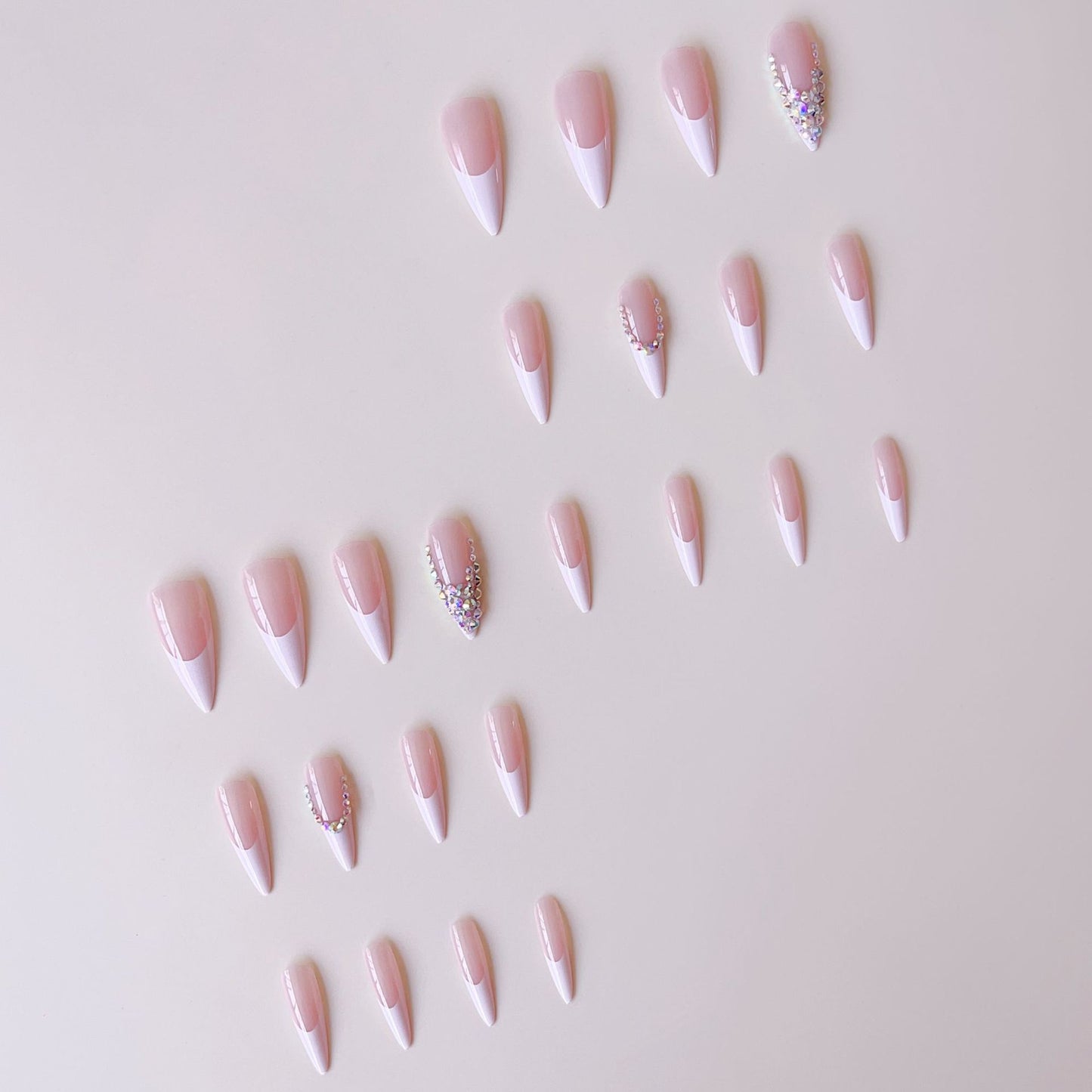 Kunstnagelset mit Glamourösen Strassverzierungen und Eleganten Spitzen Brehn