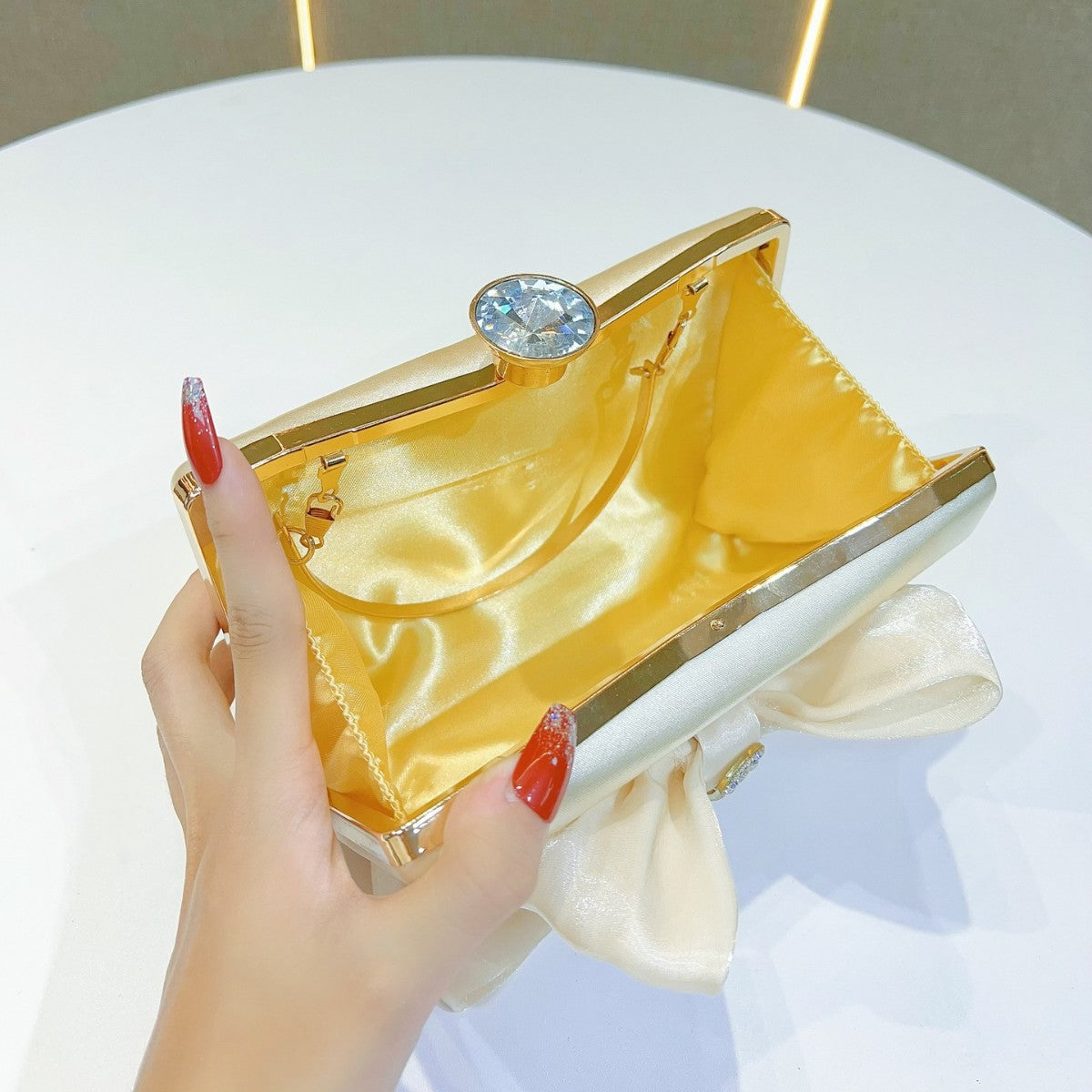 Elegante Satin Abend Clutch
