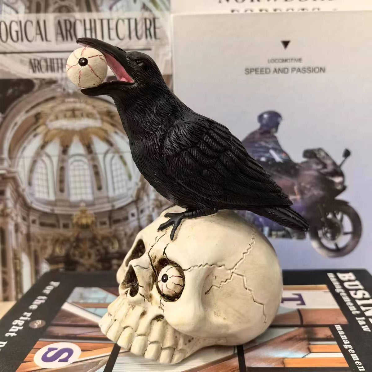 Dekofigur mit Rabe auf Totenkopf Brehn