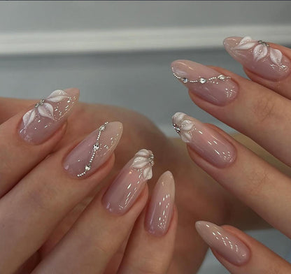 Kunstnagelset mit eleganten Verzierungen Brehn