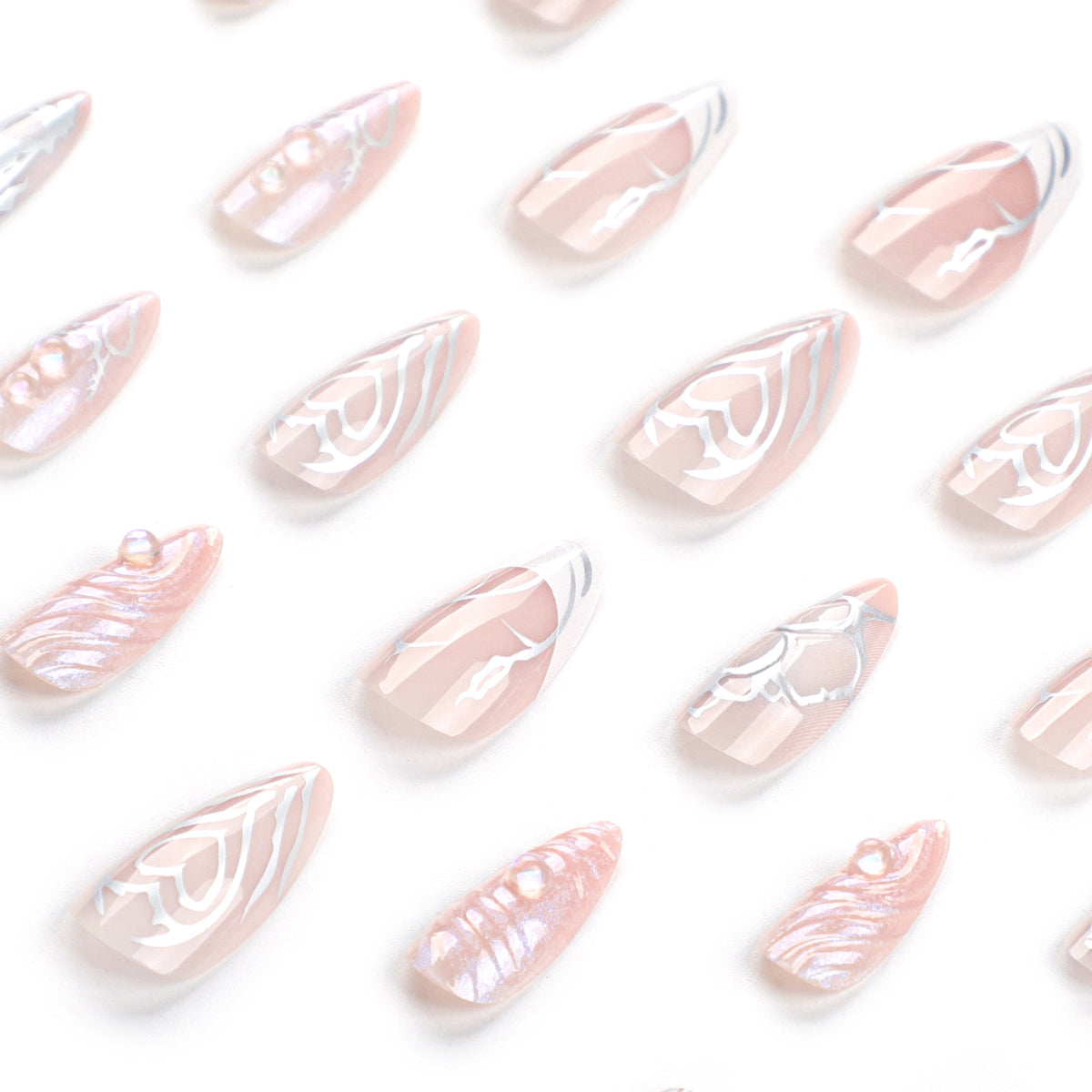 Kunstvolle Stiletto-Nägel mit holografischen Effekten Brehn