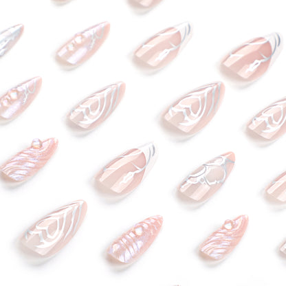 Kunstvolle Stiletto-Nägel mit holografischen Effekten Brehn