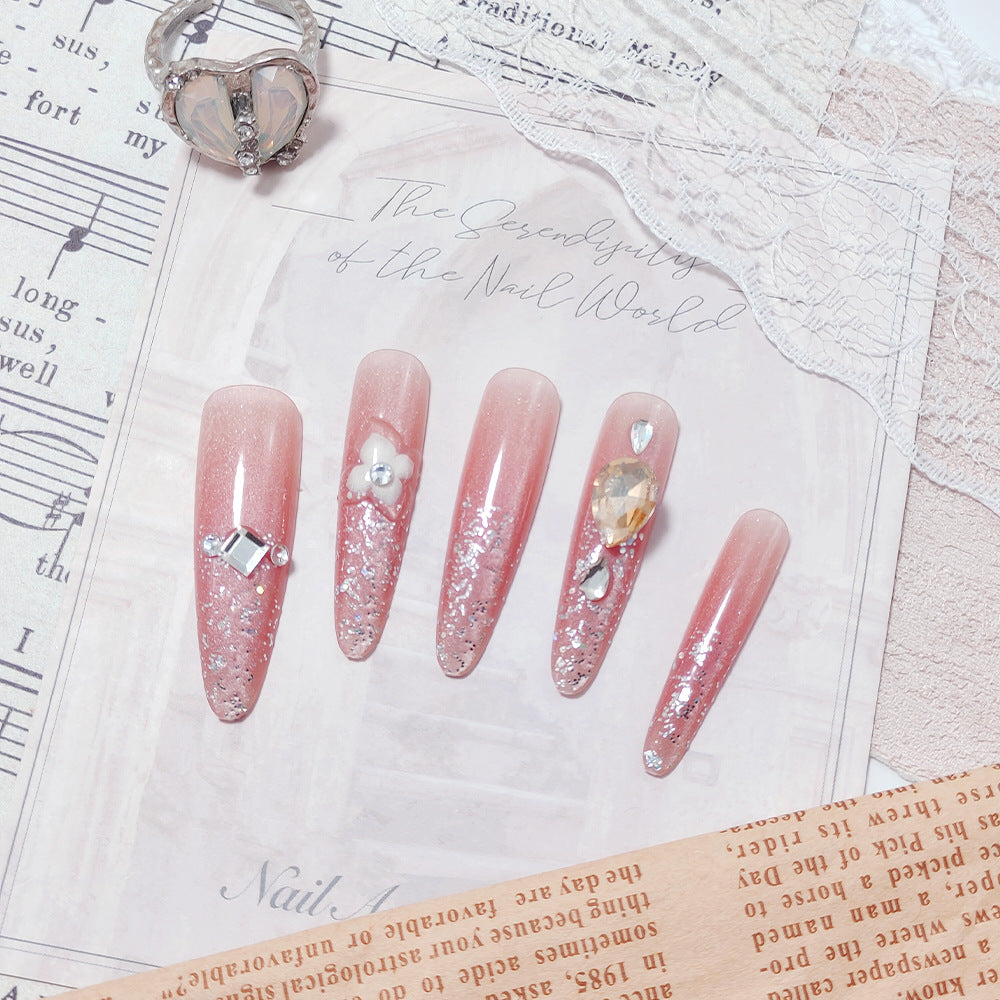 Glänzende Kunstnägel mit Strass und Glitter Brehn