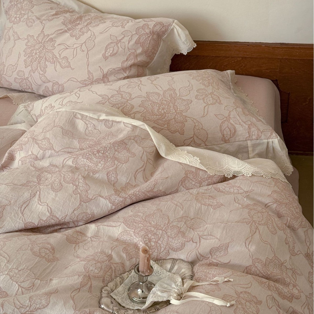 Luxuriöse Jacquard-Bettwäsche mit Spitzenbesatz und Volant