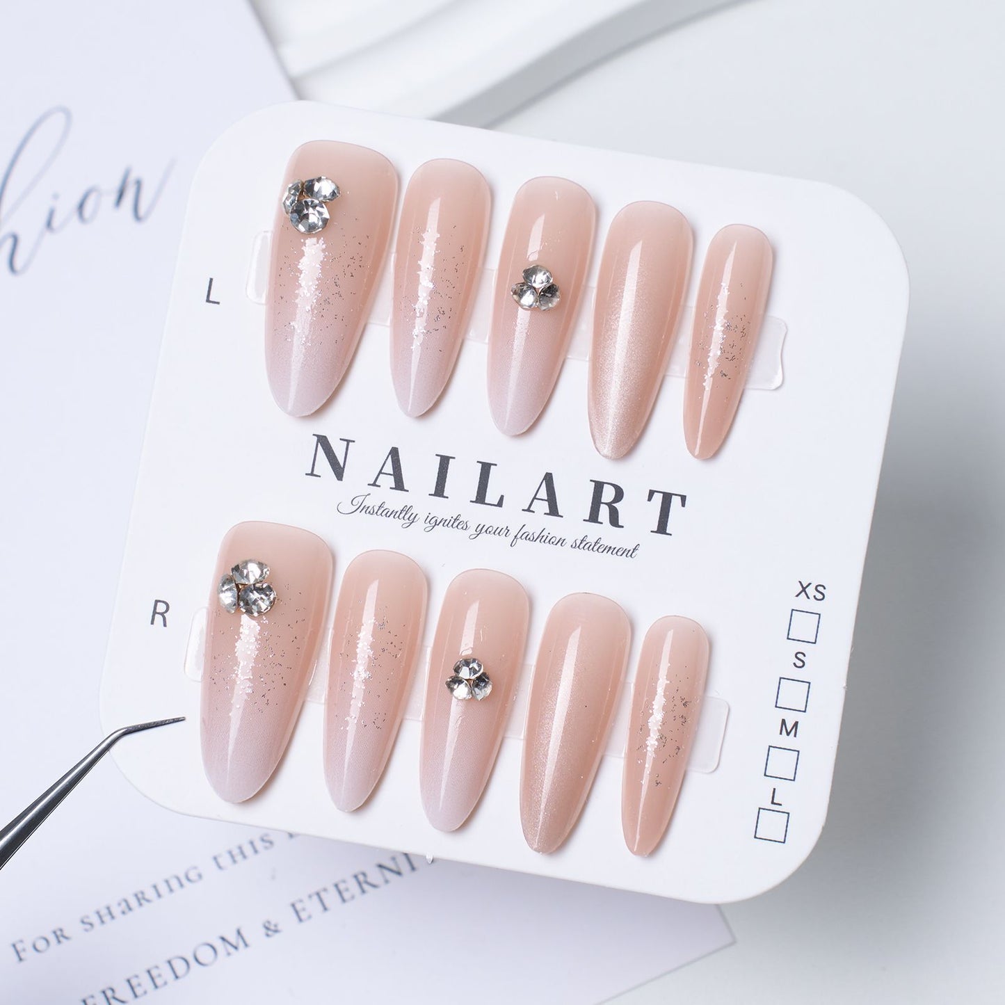 Künstlerisches Stiletto Press-On Nagelset mit floralem Schmuck Brehn