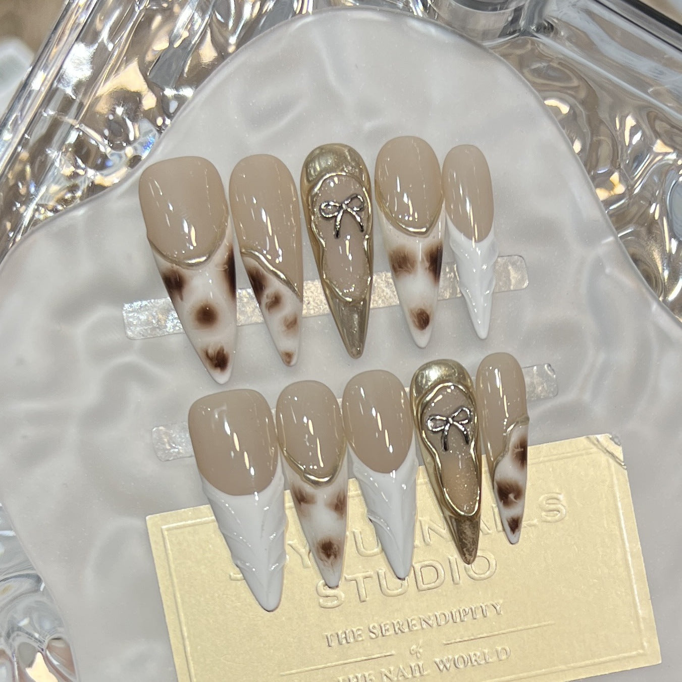 Dekoratives Stiletto Press-On Nagelkunst-Set mit einzigartigen Designelementen Brehn