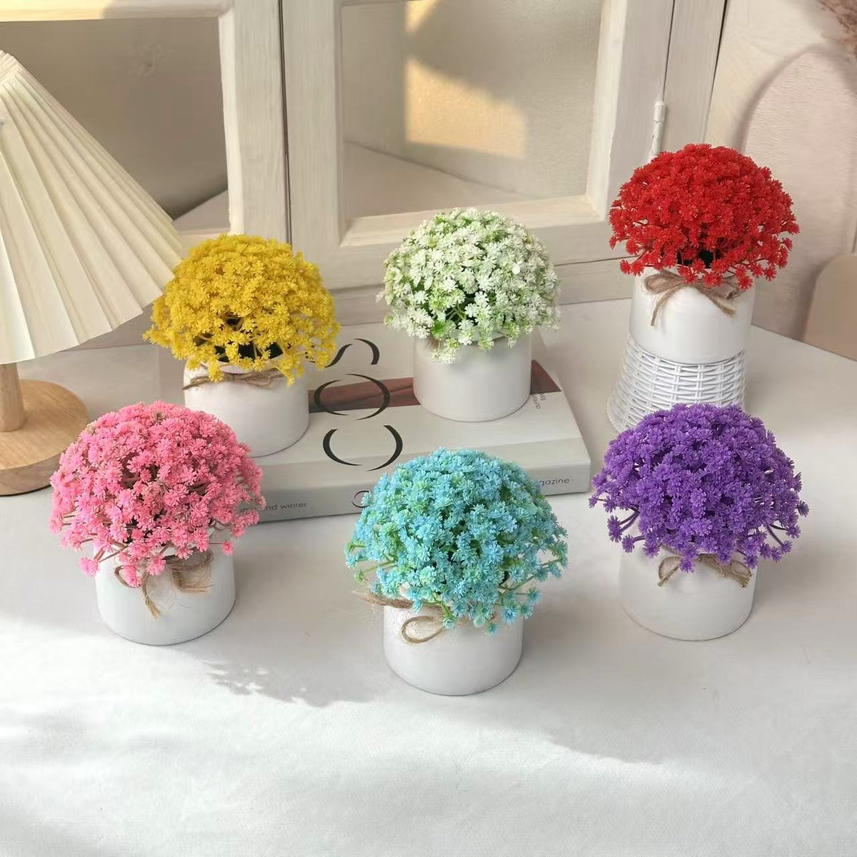 Lebensechte Lila Blumenarrangement