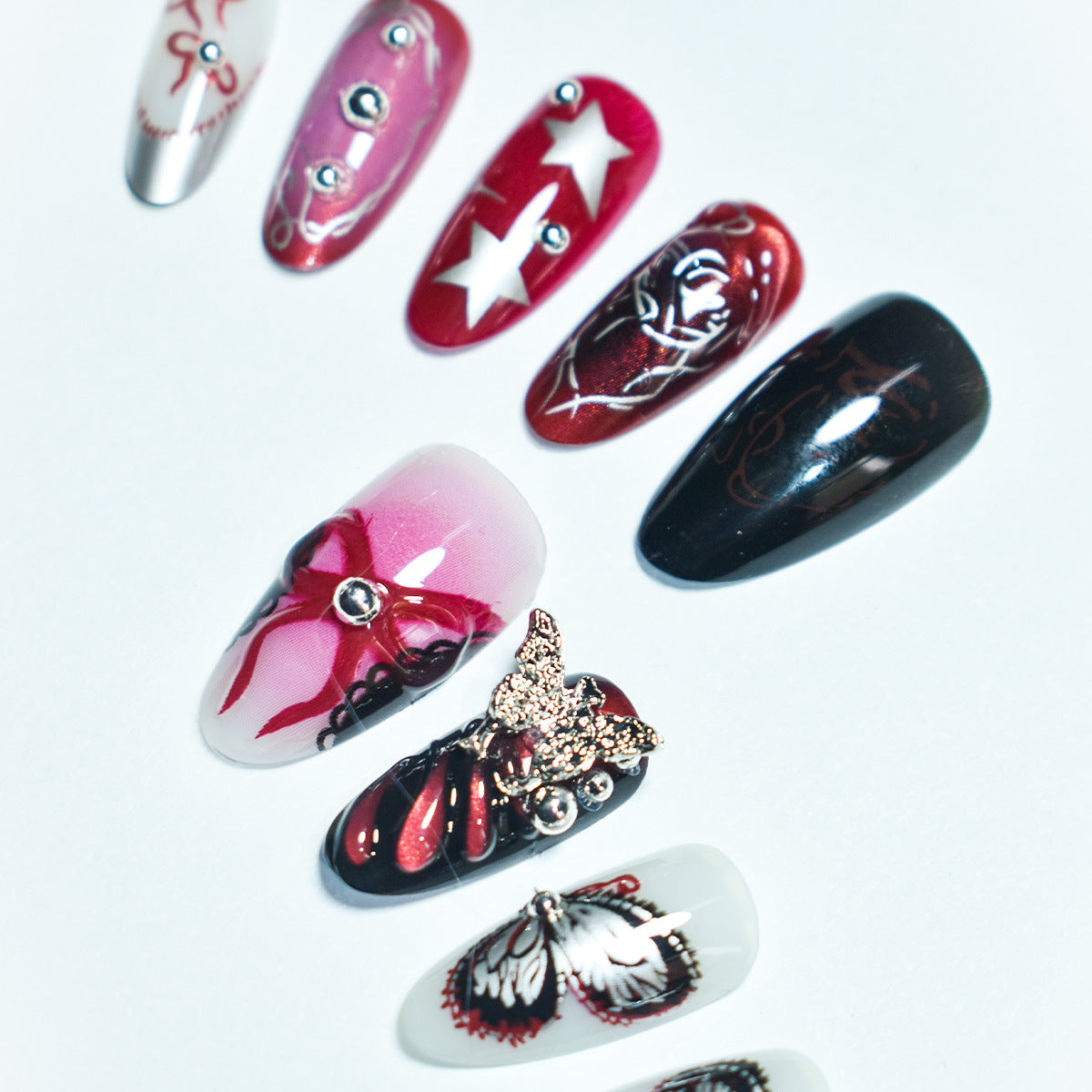Künstlerisches Press-On Nagelset mit Schmetterlings- und Sterndetails Brehn