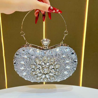 Aufwändige, mit Kristallen verzierte Abend-Clutch