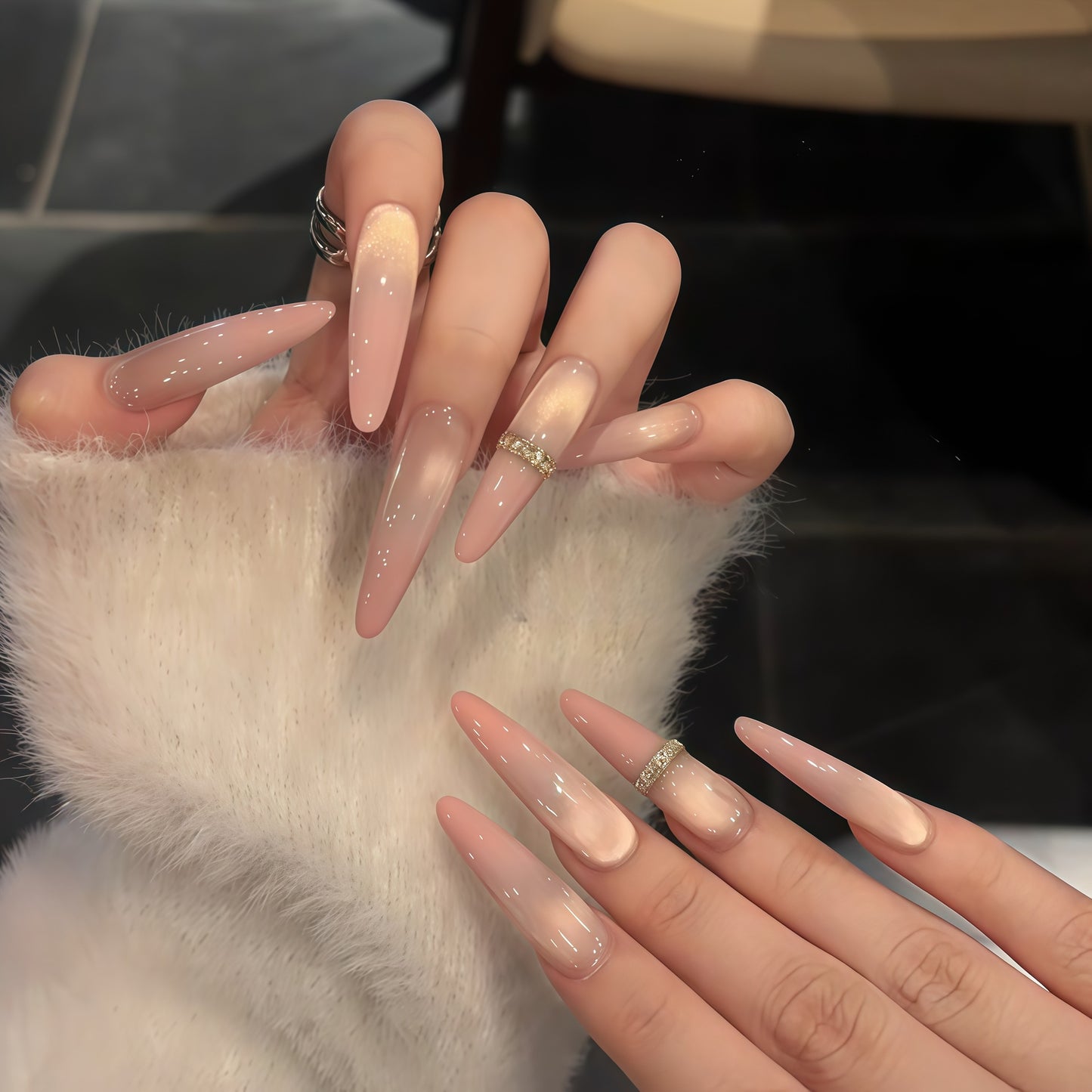 Glamouröse Kunstnägel mit Eleganter Glitzer- und Strass-Applikation Brehn
