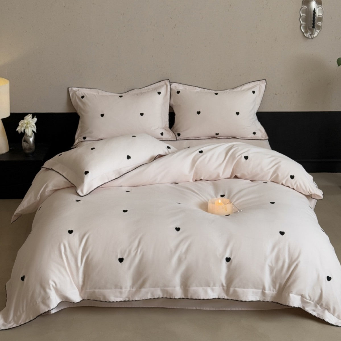 Luxuriöses Baumwollsatin-Bettwäsche-Set mit minimalistischer Herz-Stickerei und feiner Randpaspel