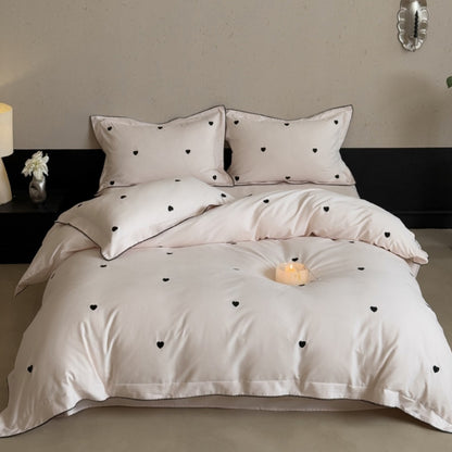 Luxuriöses Baumwollsatin-Bettwäsche-Set mit minimalistischer Herz-Stickerei und feiner Randpaspel