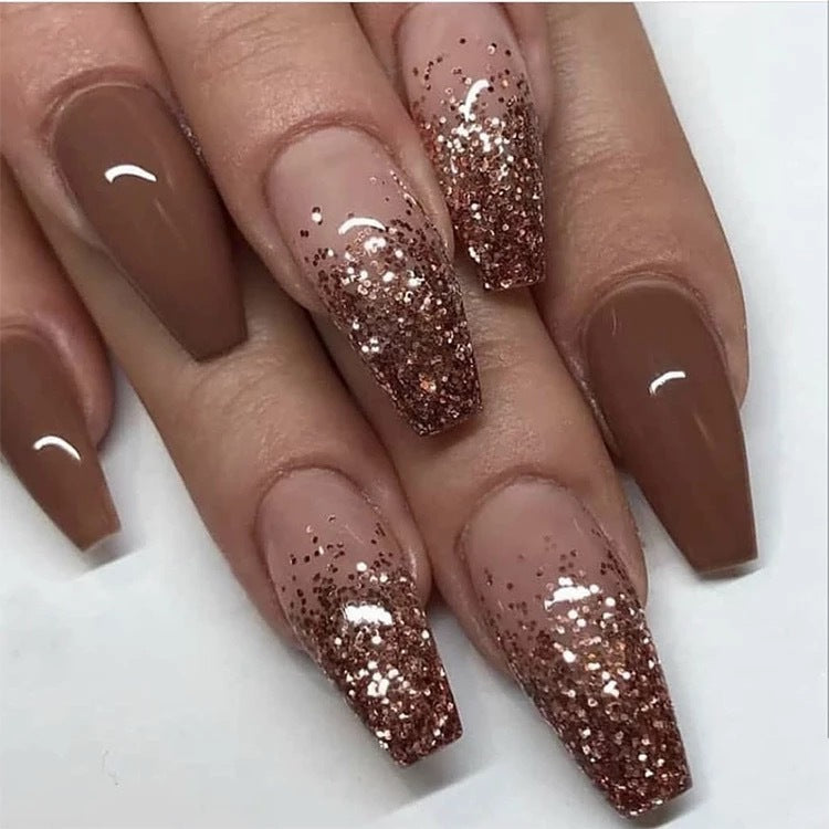 Elegante Kunstnägel mit moderner französischer Spitze Brehn
