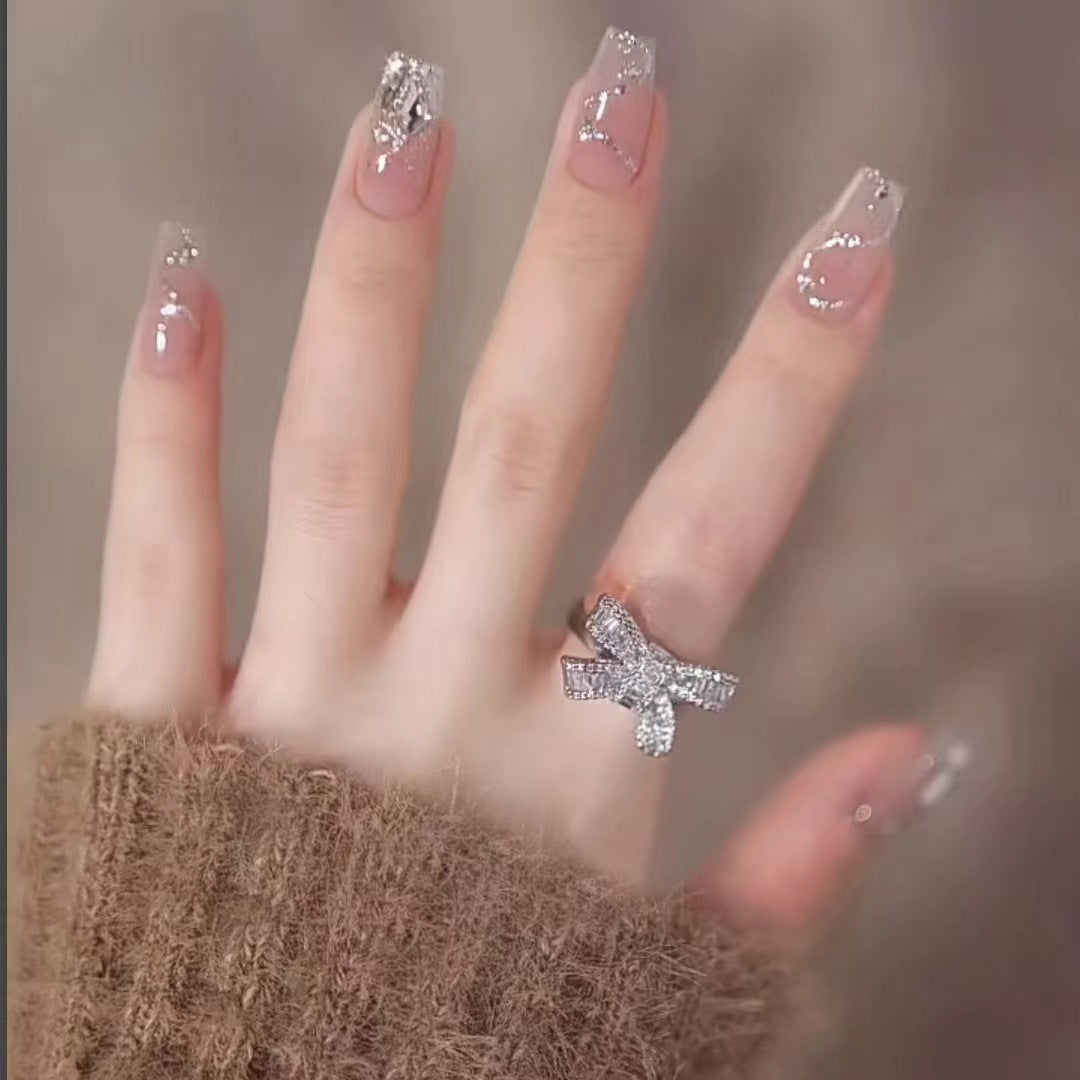 Glamouröse Kunstnägel mit Glitzerakzenten Brehn