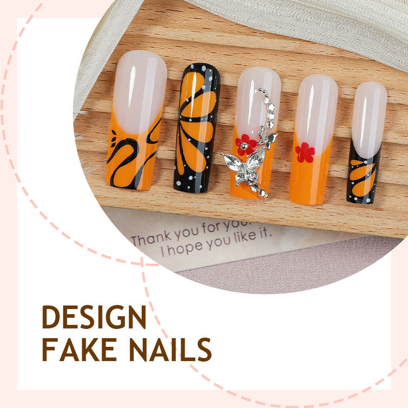 Kreatives Nagelset mit schimmernden Blüten- und geometrischen Designs Brehn