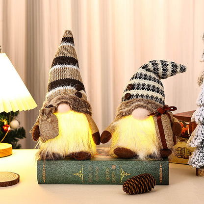 Dekorativer Weihnachtsgnom mit Geschenkpäckchen Brehn
