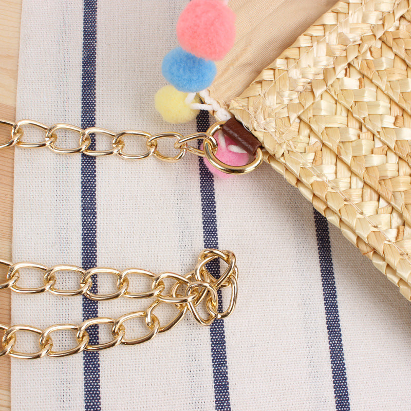 Clutch Aus Handgewebtem Naturmaterial mit Dekorativen Pompons Brehn
