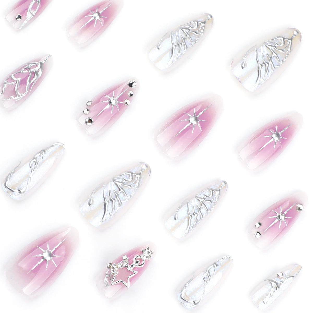 Kunstvolle Nagelkunst mit einzigartigen 3D-Verzierungen und Glitzerakzenten Brehn