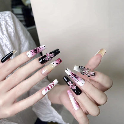 Künstlerische florale Nagelverlängerungen