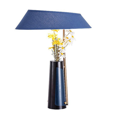 Dekorative Akzent-Tischlampe mit floralem Arrangement