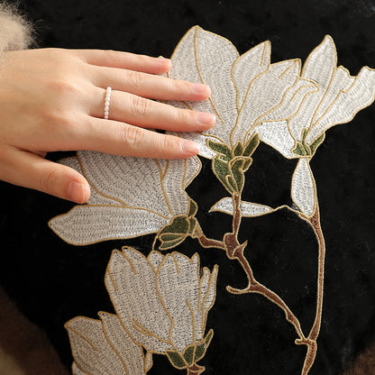 Quadratischer Samt-Dekokissenbezug mit Magnolien-Stickerei und Kunstfell-Borte Brehn