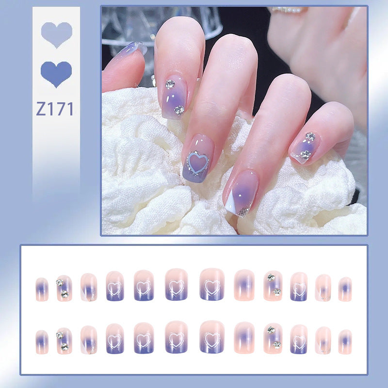 Kunstnagelset mit eleganten Glitzerverzierungen und schimmernden Akzenten Brehn