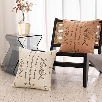 Quadratisches Zierkissen mit feiner Reliefstickerei im Ethno‑Design und abnehmbarem Bezug Brehn