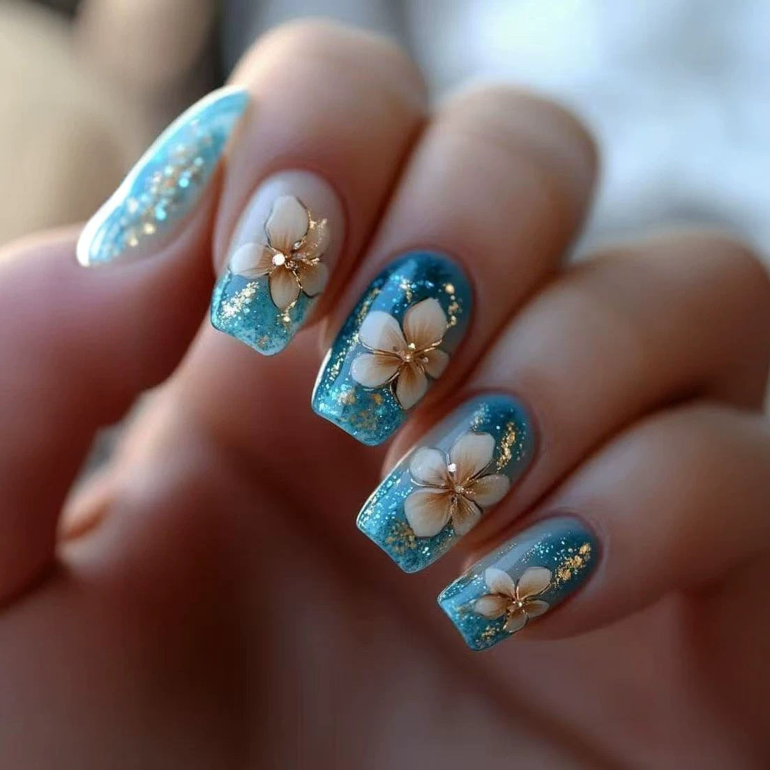 Kunstnagelspitzen mit floralen Akzenten und Glitzer Brehn